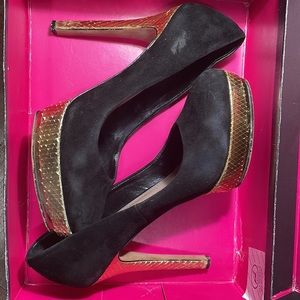Vince Camuto Suede Black and Gold Platform Sz 8